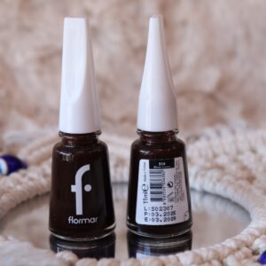 طلاء أظافر بني غامق من فلورمار على مرآة في ديكور انيق.